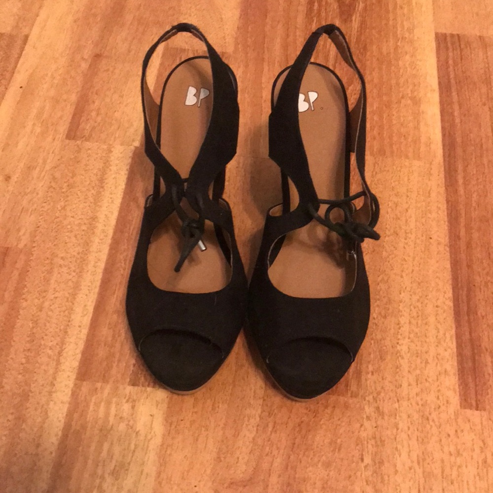 Black wedges